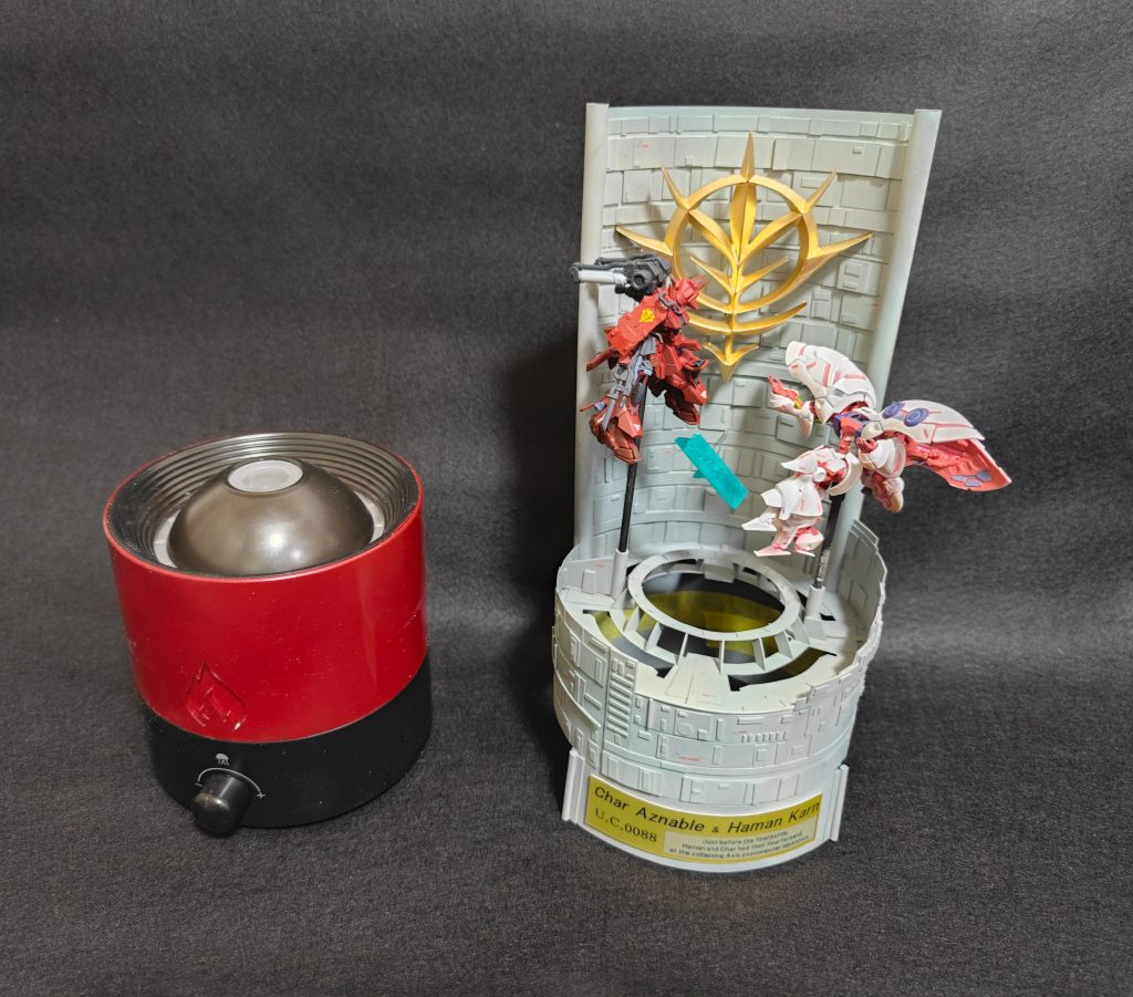 アロマデフューザーを外したところ。アロマデフューザー本体も赤く塗った。