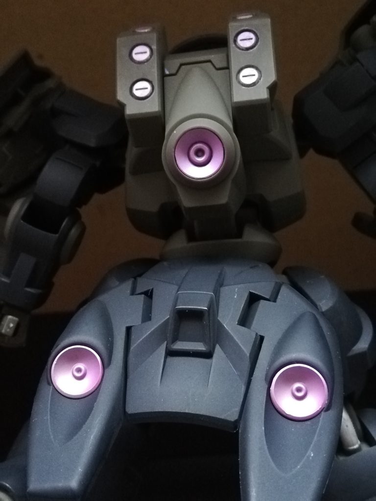 背面バーニアに新色の偏光パール系塗料のプリズムチェリーを使用しました。下地シルバーでいい発色してます。