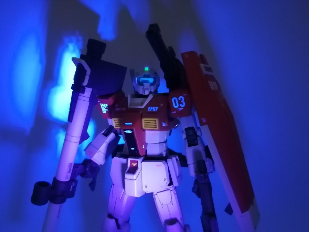 頭部カメラ・武器類のスコープ・白色のデカールもUVライトで発光します。ア・バオア・クーでこのジムがどう戦ったのか、妄想がふくらみますね。最後まで見ていただき、ありがとうございます😸