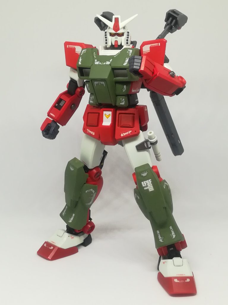 かつて、ウチではガンプラを作ったら冷蔵庫の上のスペースに飾っていました。邪魔っ！と言われないのはココしか無かったからです。