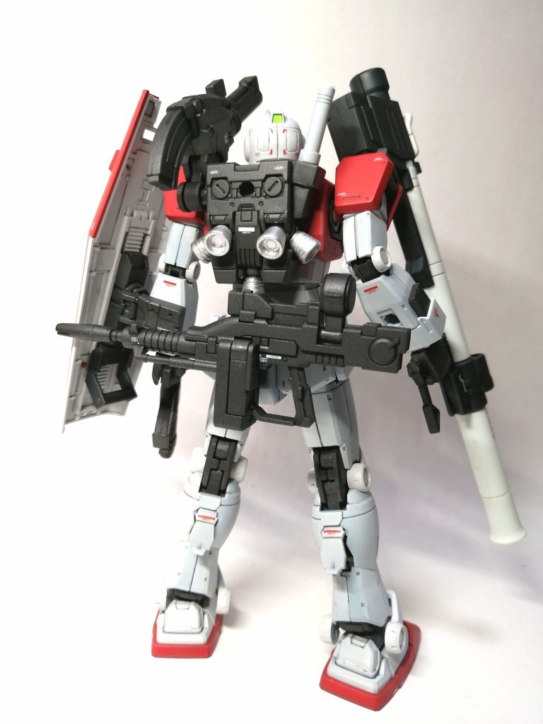 今回はエアブラシで全塗装しました。塗装使用カラーは、ホワイトサーフェイサー、MSホワイト、MSレッド、MSイエロー、MSグレー連邦系、蛍光ブルー、蛍光グリーン、蛍光レッド、シャインシルバーです。