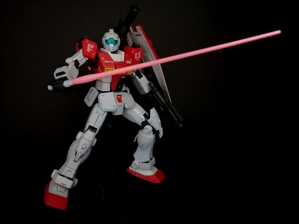 お気に入りの１枚。ビームサーベルを構えたポーズがかっこよく決まりました😄ビームサーベルも蛍光カラーで塗装し、UVライトで発光します。