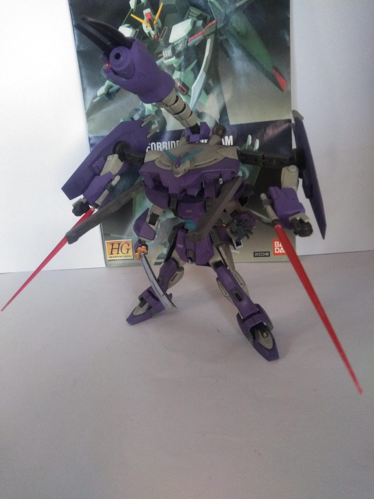 『腕からサーベル発振』『尻尾はクロー & ビーム ガン(まんまハイゴッグの腕だけどね)』