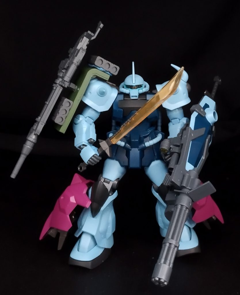 グフカスタムをベースにオリジンザクのシールド・バズーカ・ライフルを拝借しています。ヒートサーベルのみイフリートの物です。重装備ですのでこれを軽やかに動かすための推進力として足に追加装甲とスラスターを追加しました。(ディランザの肩アーマー+MSGバーニア)
