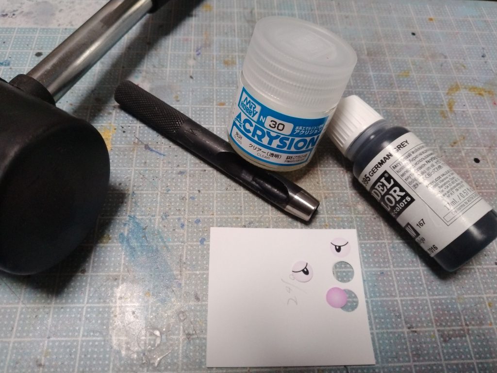 今回塗り分け時に使用したファレホには、アクリジョンのクリアーを混ぜてみました。これが大成功で、塗装後の表面がツルっとした感じになり、デカール貼りや筆ペンでのスミ入れがとてもやり易くなりました✨もう一つはモノアイに瞳を入れるお遊びの為に、穴あけポンチも使ってみました。こちらはなかなか位置が上手く決まらず、何回もやり直すハメになったものの、どうにか紙から丸く切り出せました(zaku-kao7)