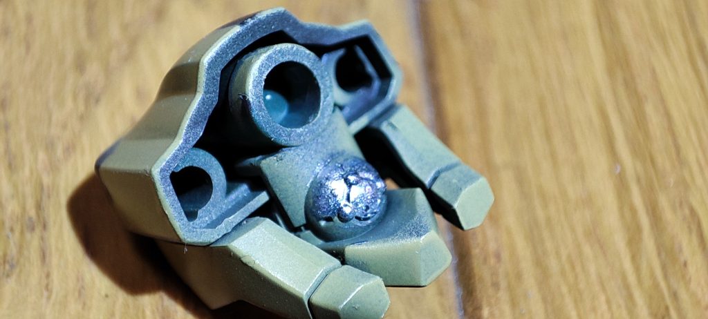 クリアパーツの反射を良くしたいので奥にガンマカメッキシルバーぬってます。