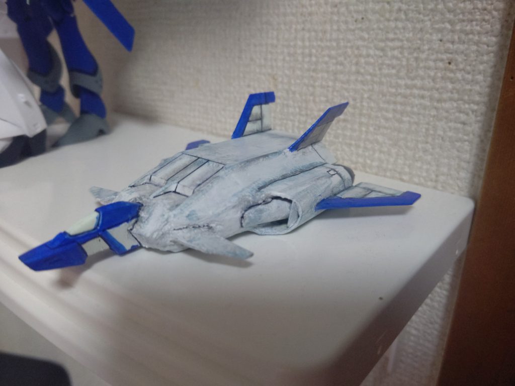 筋彫り試みたけど技術不足でパテを浮き彫りできないので塗装で陰影つけて終わりにしました今回塗装は全塗装となります元は真っ白だったので💦