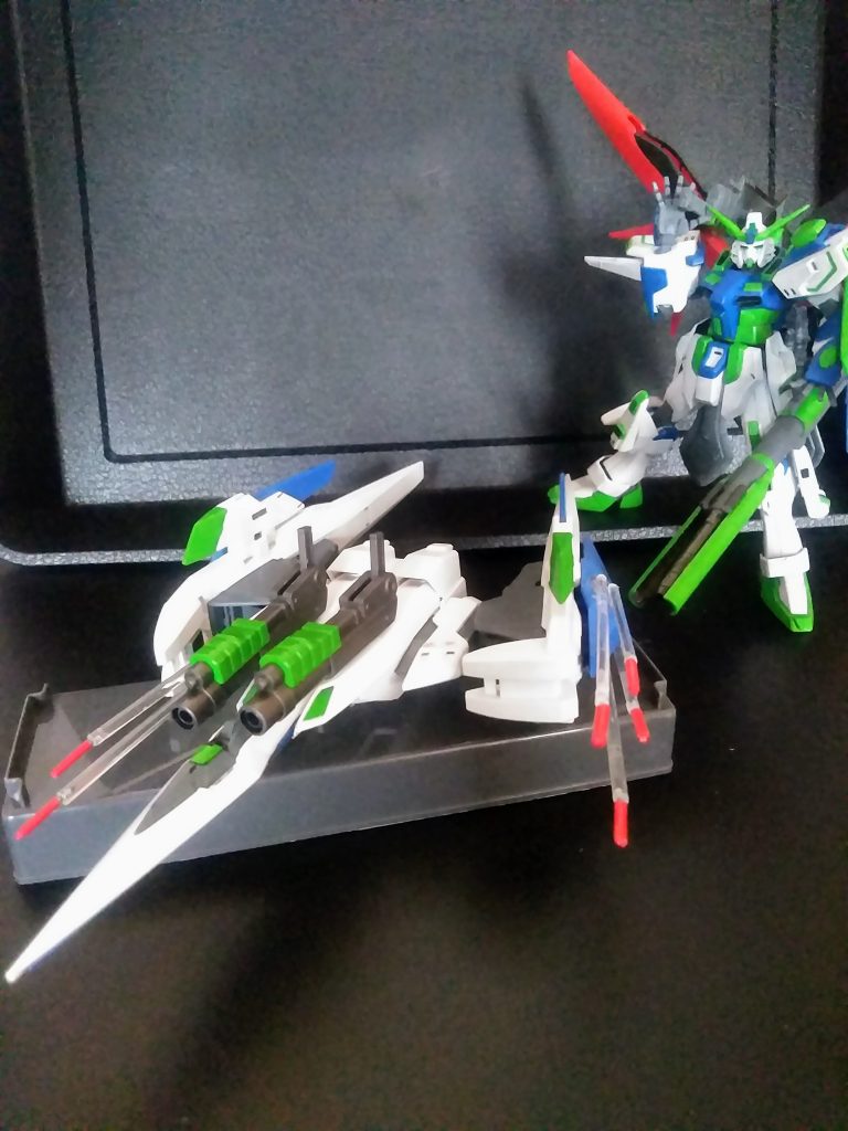 『サイドバインダー』は主に武装コンテナとなります。『4 連装ミサイル× 2 ・メインユニットにもミサイル ×4』