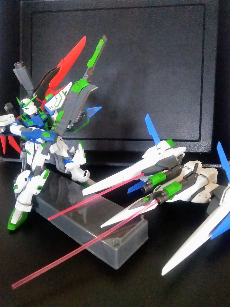 メインユニットに『ビーム キャノン × 2』サイドバインダーを反転『ビームキャノン × 2』通常は後方迎撃用としてます。