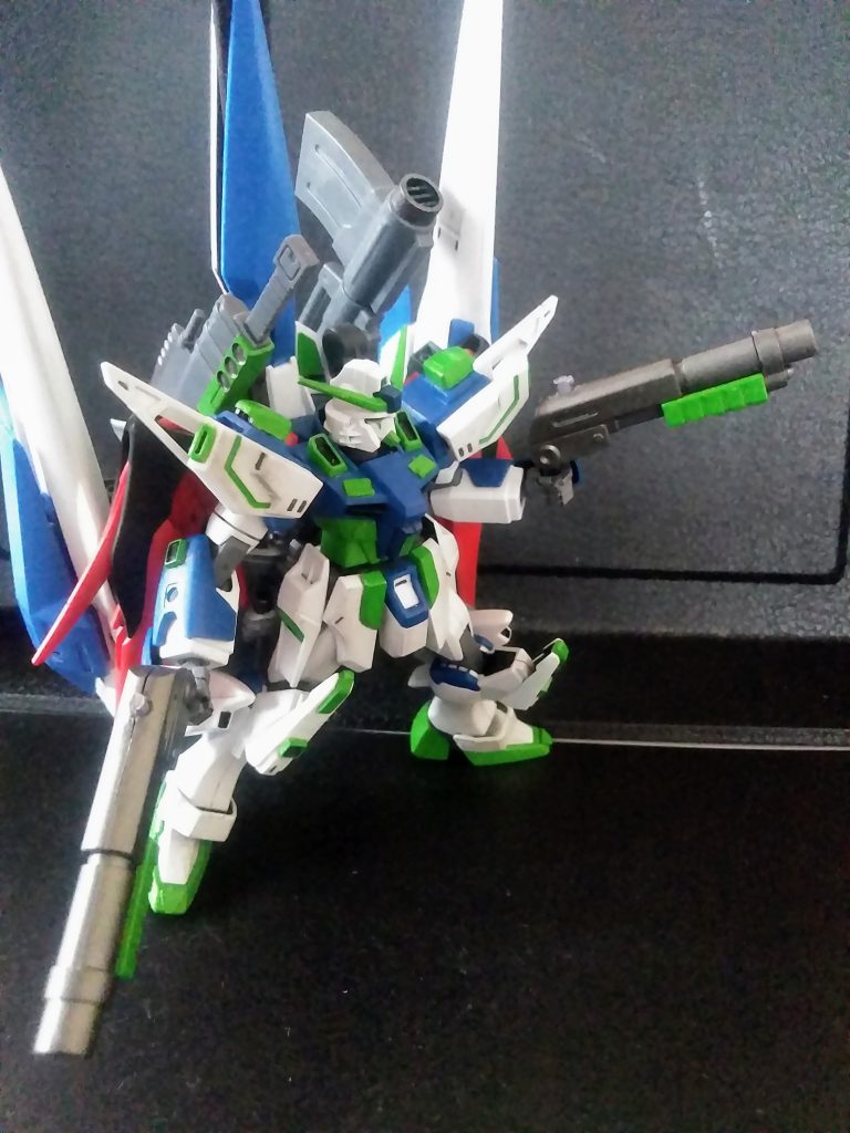 背部の『ビーム キャノン』は手持ち装備可能です。