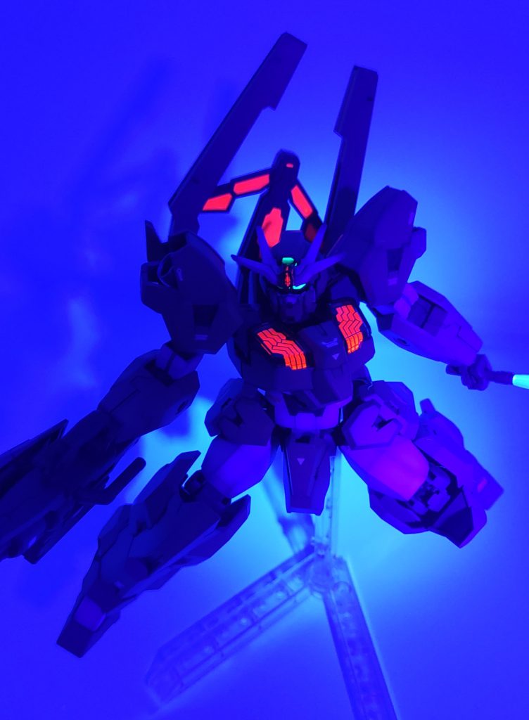 前回同様蛍光色塗装をしてみましたのでブラックライトで発光します