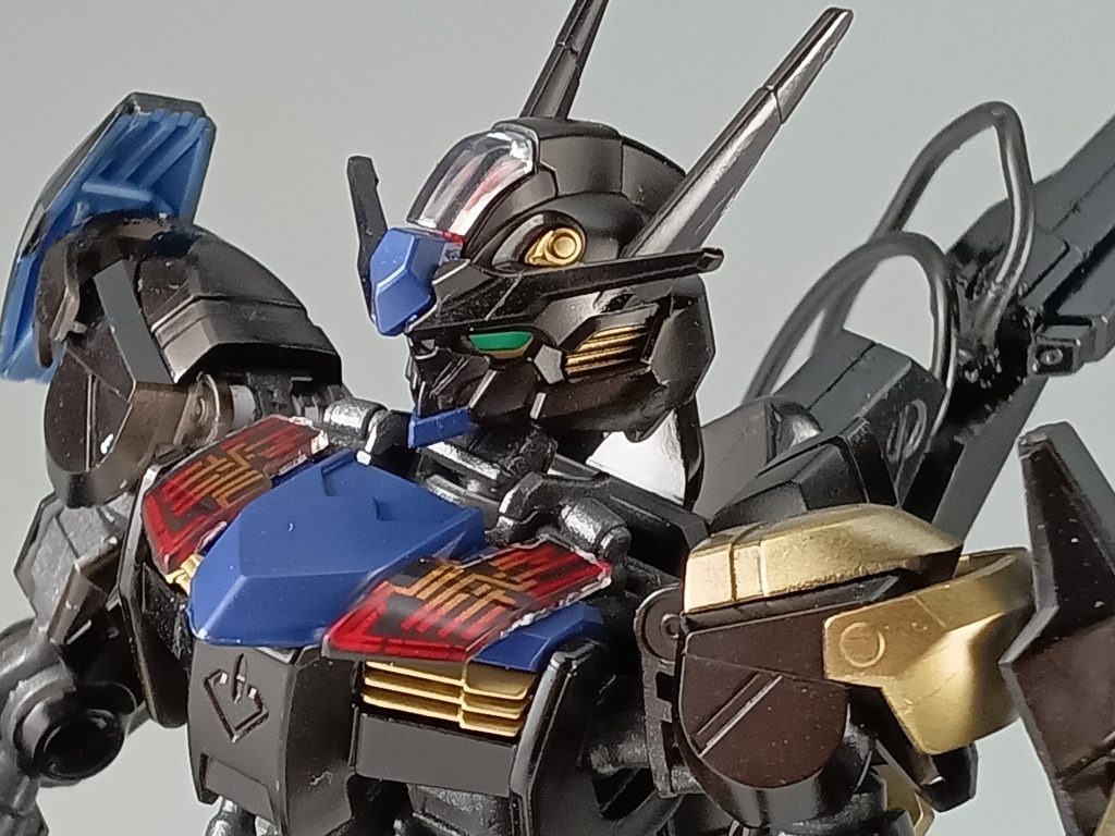今回の塗装・全体の白かった所を黒・スリット部分、左肩部アーマー、一部シールド部分、頭部の内部を金色・胸部装甲、つま先、顎、頭部、一部シールド部分を青色こんな配色にしました!個人的なアピールポイントは左肩の金色部分と、目の左右非対称(右目、赤 左目、緑)ですね!元々は成型色で仕上げようと思っていたのですが色変えに挑戦してみようということで、やっちまいました