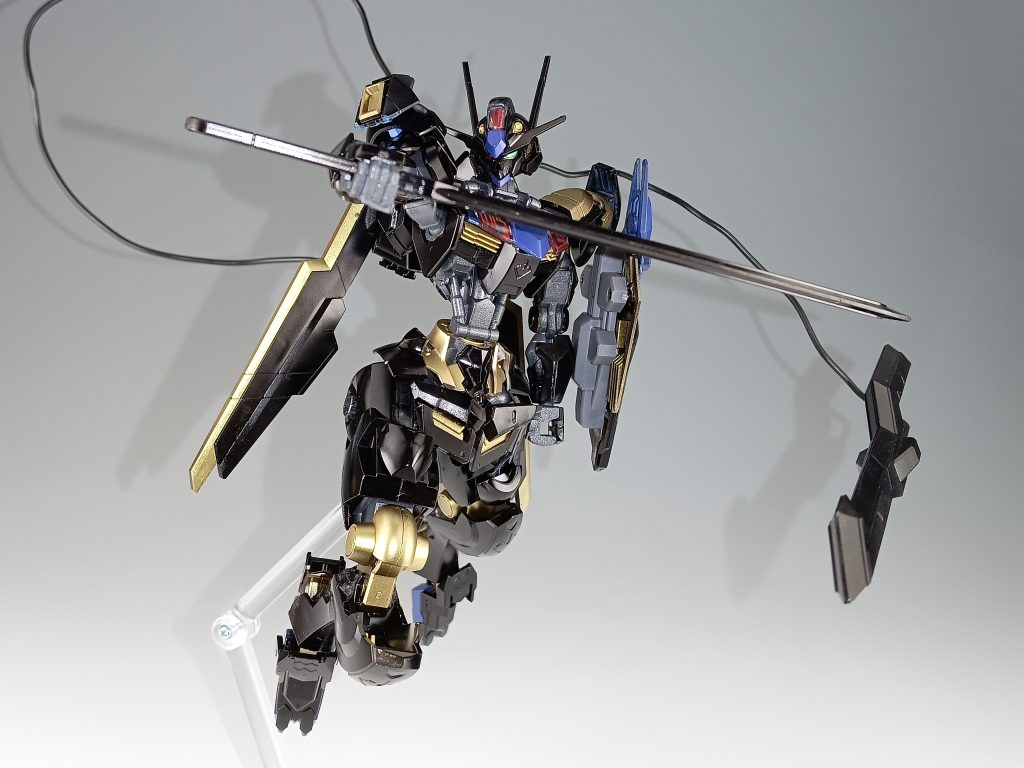 主な武装・太刀・中距離射撃用実弾ライフル・ギガントテイルブレード・ガンビット・(ガンビットシールド)…とシンプルながらもミキシング機の特徴を生かしました!