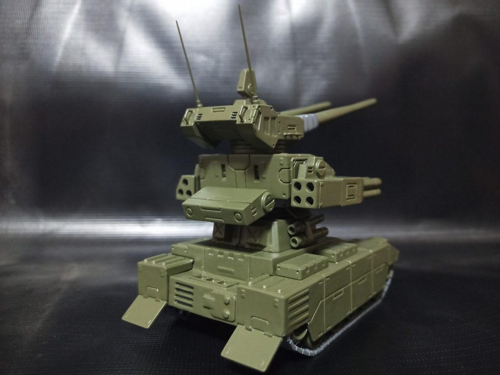 元キットはかなりの好プロポーションで設定画をほぼ踏襲したモールド再現もされていたんですが、逆に言うと設定画にないモールドとかは一切なく、設定画そのままの再現となるとどうしてもノッペリ感あったので主にバトオペ2の画像を参考にスジ彫り等で情報量増やしました