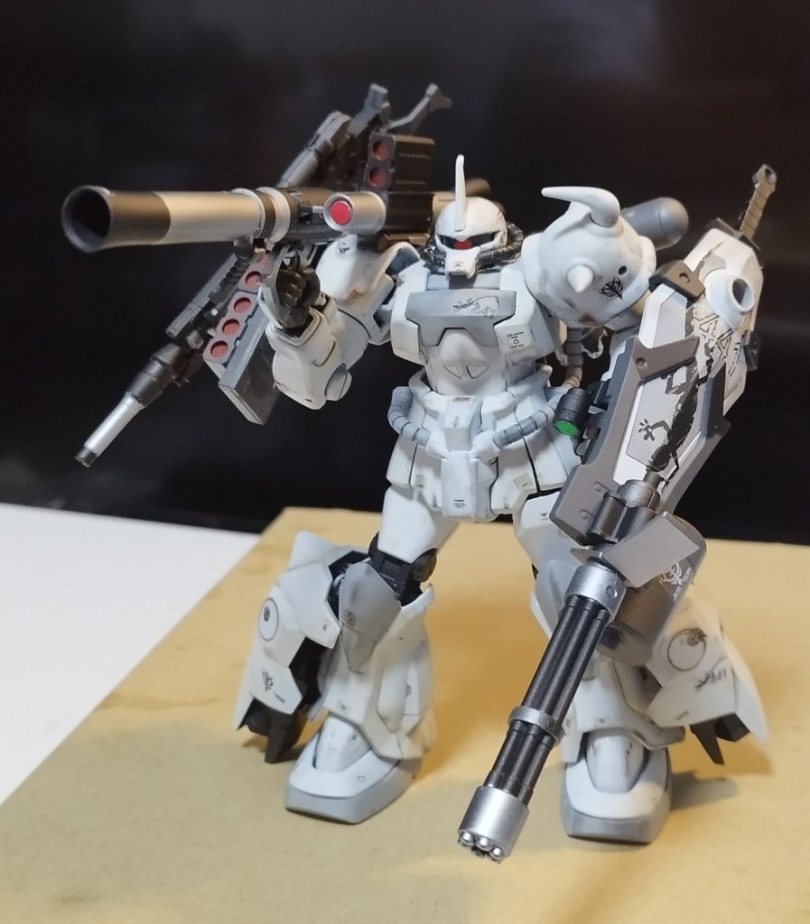 重火器を装備して仕上げにかかりますMGホワイトオーガーのデカールを拝借艶消しトップコートを吹いてから軽くウェザリングしました。※新造テスト機ですのであまり汚れてない設定です(笑