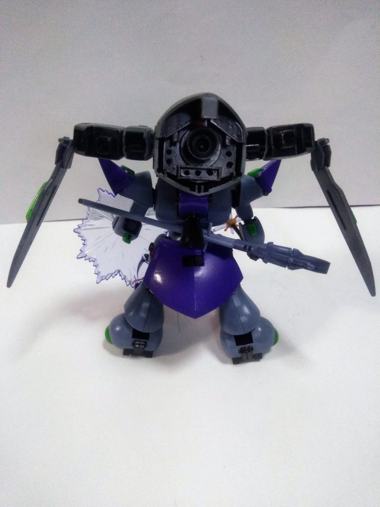 『ファラ中佐』まぁ、主人公『ウッソくん』と序盤からナンやカンやと因縁がある方の搭乗機体としました。『ウッソくん』の人間関係はとても複雑なのです。『ザンネック要素でスナイパーライフル』『ゲンガオゾウ要素でドローン・バックパック』