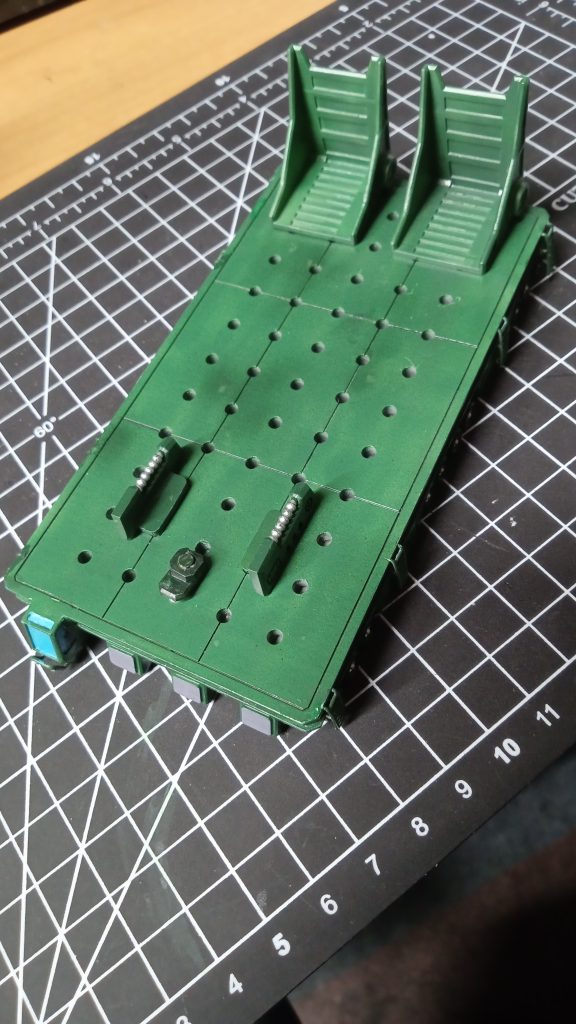 ガンダム トレーラーもフルスクラッチしましたデッキ 面には 等間隔で3mm ダボ穴をつけています