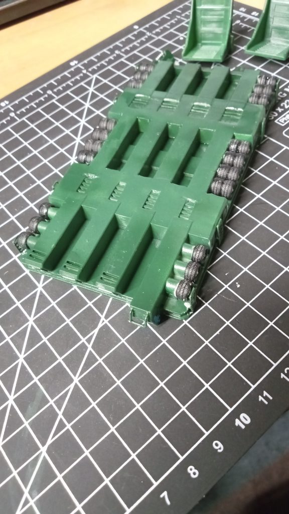 作る必要のなかった ガンダム トレーラーの裏面もモールドを入れてみました