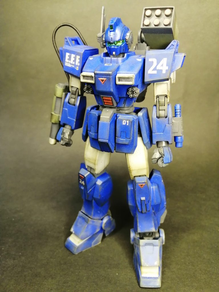 １号機正面。ブリンク大尉が搭乗。指揮用に頭部センサー類を強化。機体性能は他の機体と変わらない。