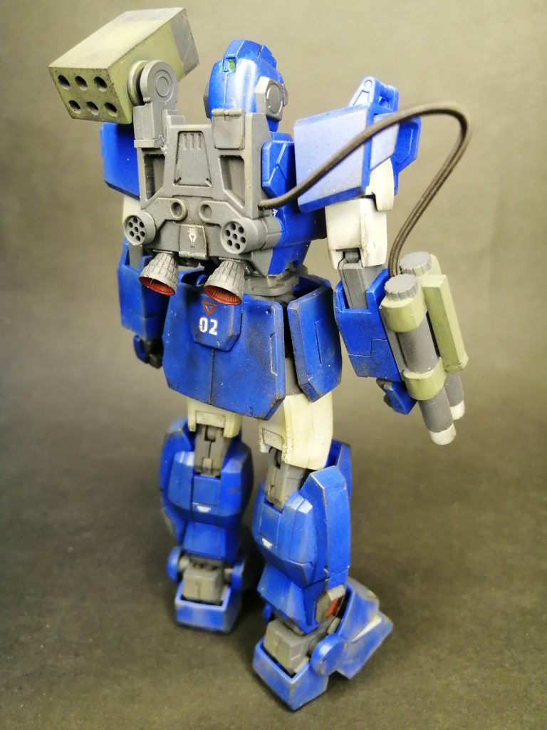 陸戦型ジム強化型背面。強化された各部の推進器により地上戦で短時間だがホバーリング可能で高速戦闘を得意とした。右腕のダブルビームガンは固定式でバックパックからエネルギー供給式により連射が可能。