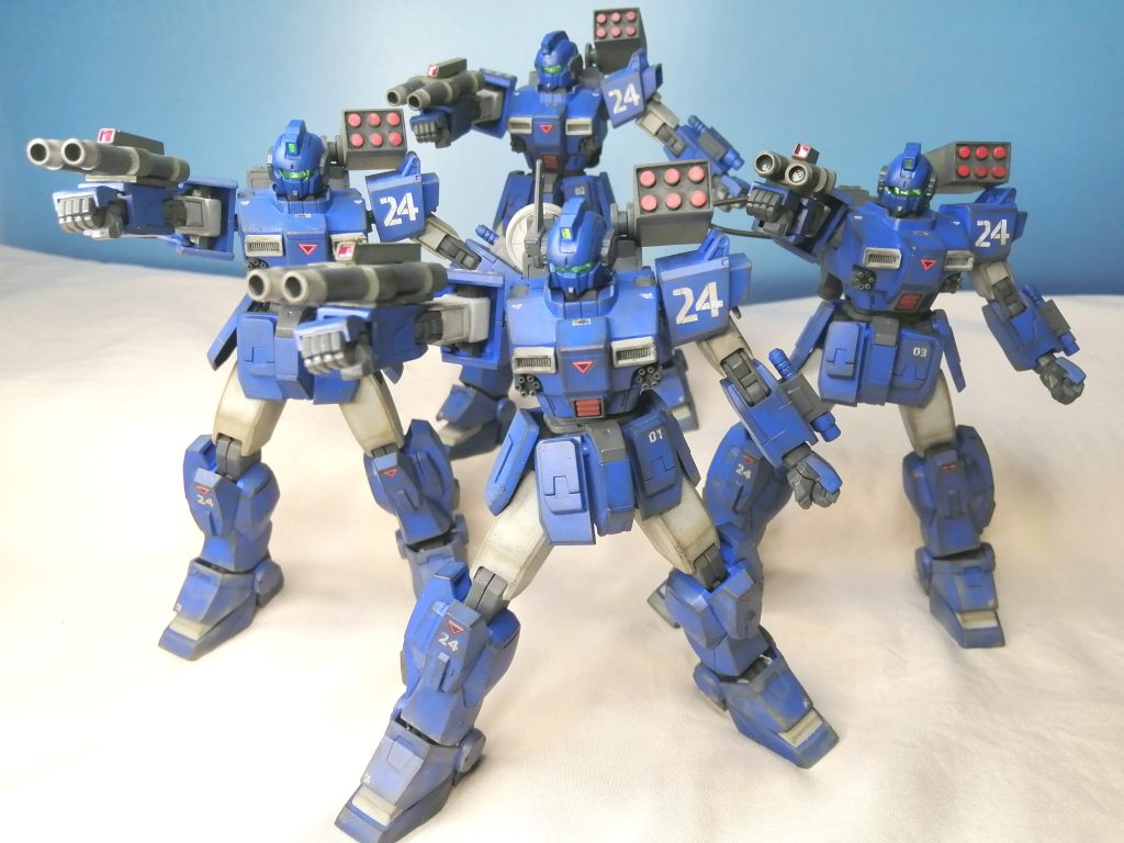 ジオラマ風説明。ベージュの布を敷いて背景に青のクリア板を置いて砂漠のジオラマっぽくしてます。砂埃や雲は綿です。すべて１００均のお世話になってます。撮影はスマホです。