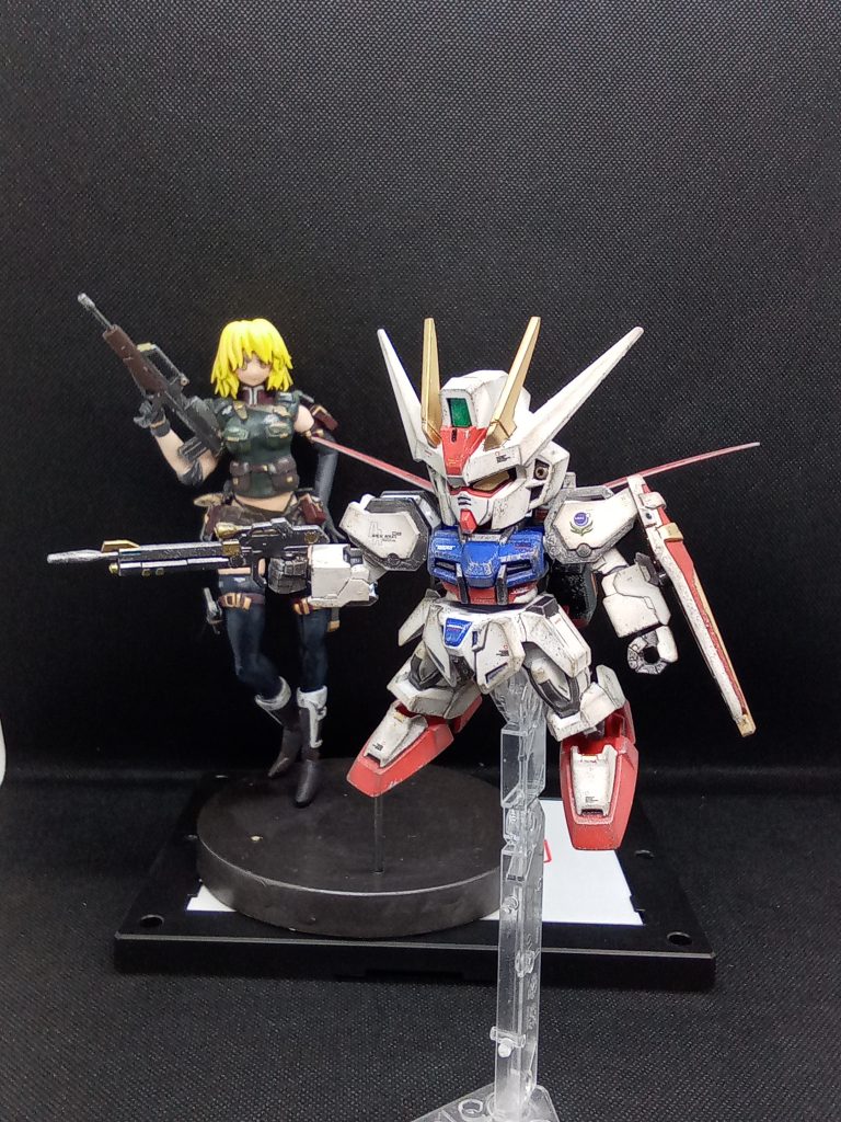 アンテナ裏・足の後ろ・拳部分・ストライカーパックの穴が目立ったのでパテで埋めて削り出し 足はそれっぽく削り出してパッと見で隙間がわからなくなるようにしてみましたオマケのカガリは作ってる途中で服装をアレンジそれっぽい武装を盛ってみましたライフルはジムカスタムのジムライフルを塗装してもたせてみました材料アルミ線・スカルピー・プラ板・エポパテ