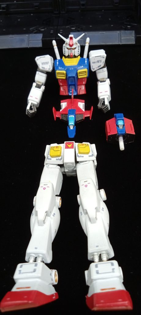 A パーツ と B パーツ そして コアファイターを作っていますコアファイターは完全変形して格納できますが、コアファイターだと腰の回転や前後への傾斜ができないので関節をつけた コアブロックも作りました