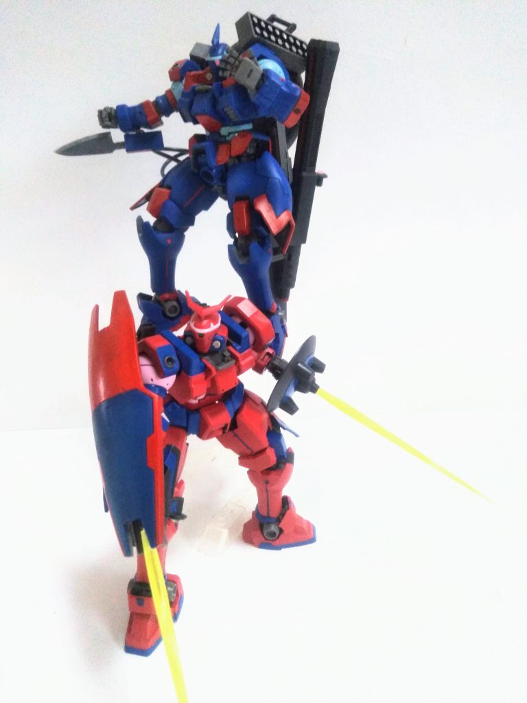 劇中でも『メリクリウス』はガンガン突貫してたので、この子達も。ヴァイエイト『アーミー ナイフ』 メリクリウス『ビーム サーベル 2 刀流』