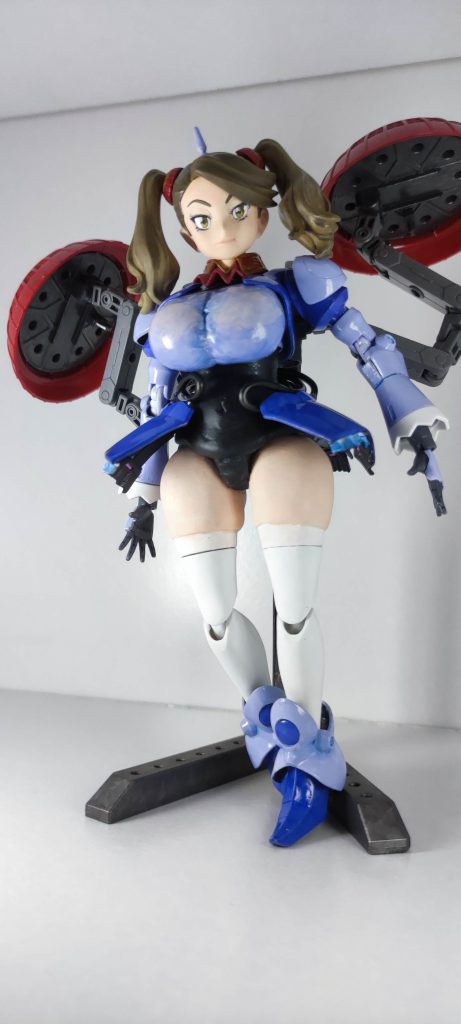 アクリジョン筆塗りで、箱絵に近づけるべくアーマーはグロス塗り、ギャン子本体は艶消しメインで塗っています。FAガールなどを参考に元のデザインからはかなり変えています。