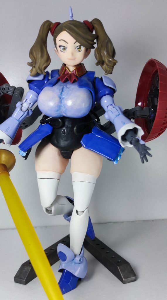 腰アーマーはネオジム加工。元キットはレースが袖口を塞いでしまっており手のひらが平面から生えているため、くり抜いて手首パーツを追加したのがこだわりです。(あとから見返すとちょっとロボ寄りの手首になってますが)本体全長でも16cmくらいで1/144か?というサイズなのでMGギャンのサーベルを持たせました。