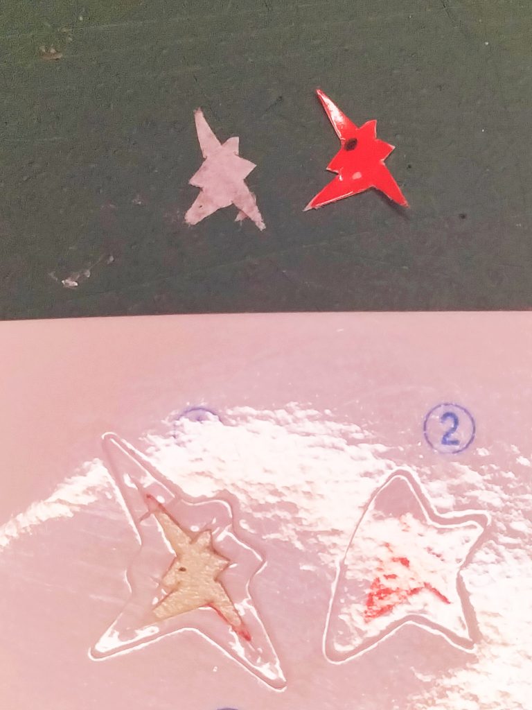 逆シャア用の水転写デカールにBBの盾サイズのホワイトユニコーンマークがなかったので、書くのむずそうだし楽できないかな〜と余白を切り飛ばして、粘着部分を剥離して、マークセッターで無理やり貼り付けました