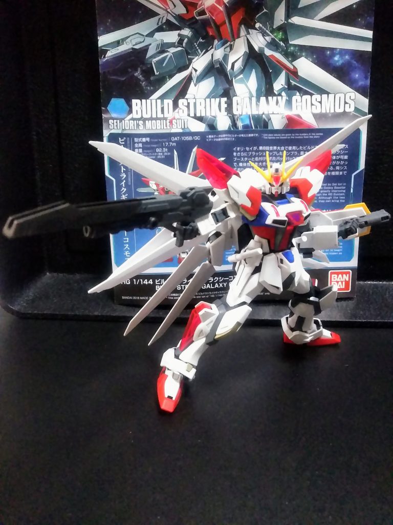 だけど実際はこのバックパック、何の描写(機能)もありませんでした😲 此れは『ガッカリ案件』ですね(ネットの反響も凄かった。) 一応キットの解説では『プラフスキー粒子の制御アンテナ』と吟ってあります。これはツマラン😭キット付属『ビーム ライフル』スタービルドと同じモノ