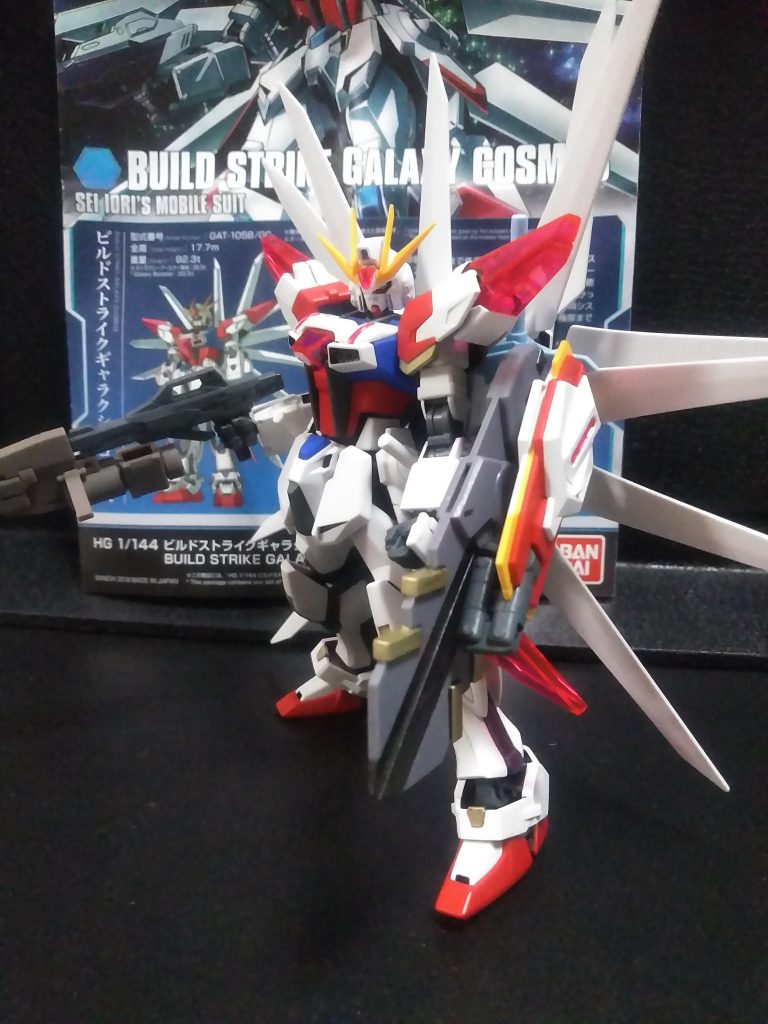 これまた『スタービルドのシールド』ではチッサイので『ビルドの武器セットからニッパー シールド』をチョイス(名前あってますかね?) あと、背中に『デスティニー G の対艦刀 アロンダイト』背負ってます😁