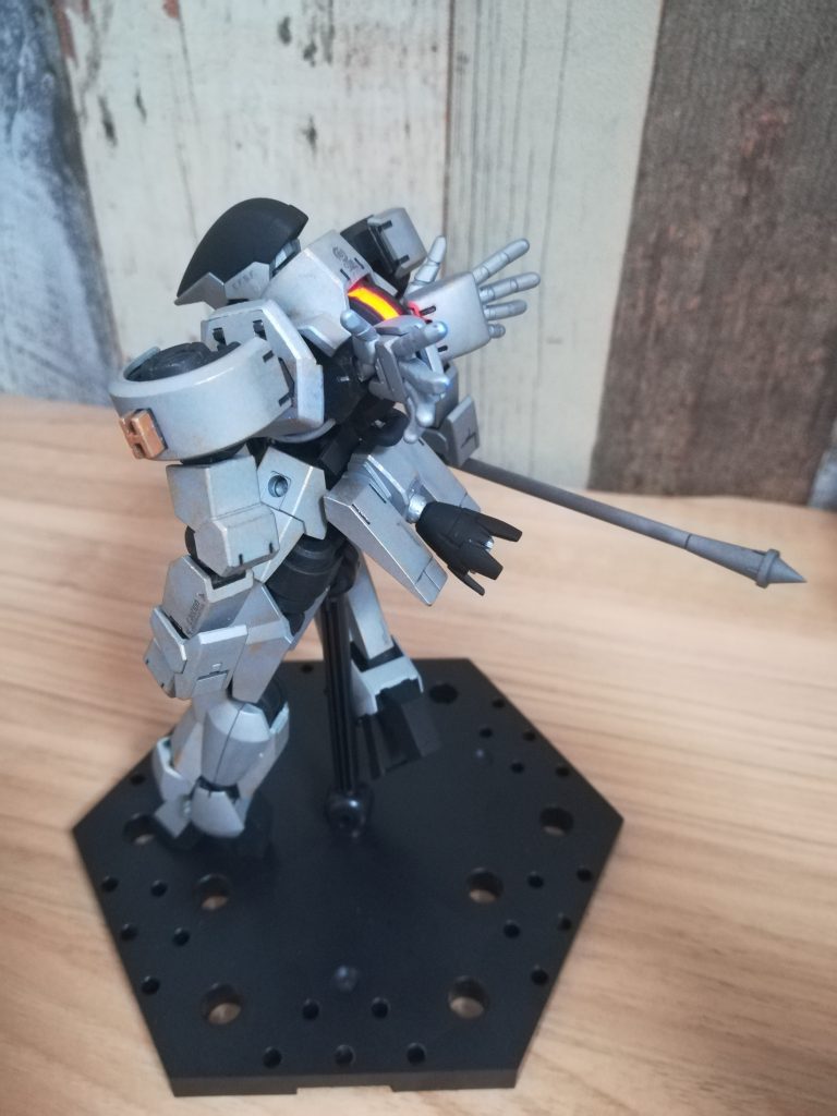 スラスターは接続軸が誤魔化せなかったため、稼働を諦めて真鍮とジャンクパーツで固定化