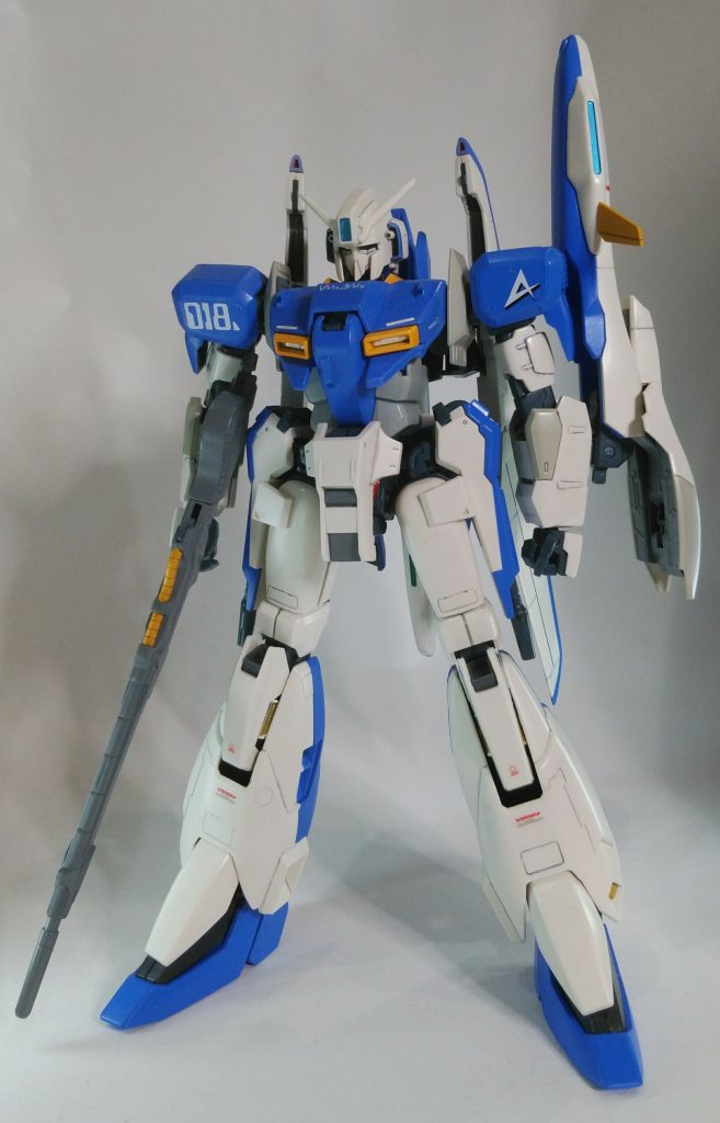 頭部の下側を削り小顔化、首の位置をやや奥に高く調整、足首の青い部分を少し小型化しました。