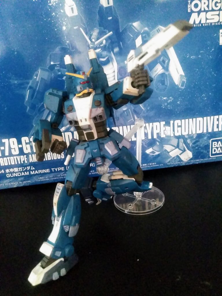 しかし手にとってみると、よく解らん凸凹『バラストタンクっぽい』パーツ、此でもかと云わんばかりの『スラスター?』が全身に配置されています。『頑張ったんだよ!見てくれよっ!!』感に溢れてます🤗『ハープン ガン』左腕にセット&手持ちも可能