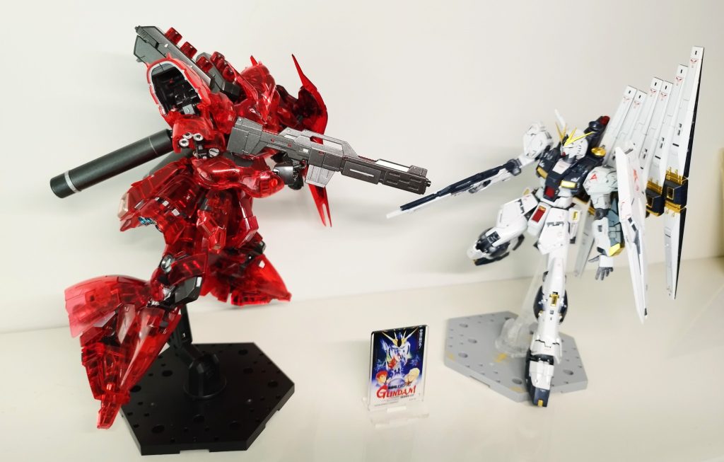 νガンダムのクリアーは持ち合わせていないので、チタニウムVer.とのツーショット