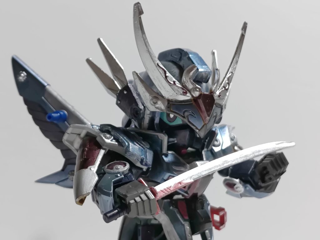 腰に携えるは赤い鍔が特徴的な『莱反濁(らいたんだく』。本人は演舞以外では殆ど抜かないが、それでも手入れは欠かしていない。