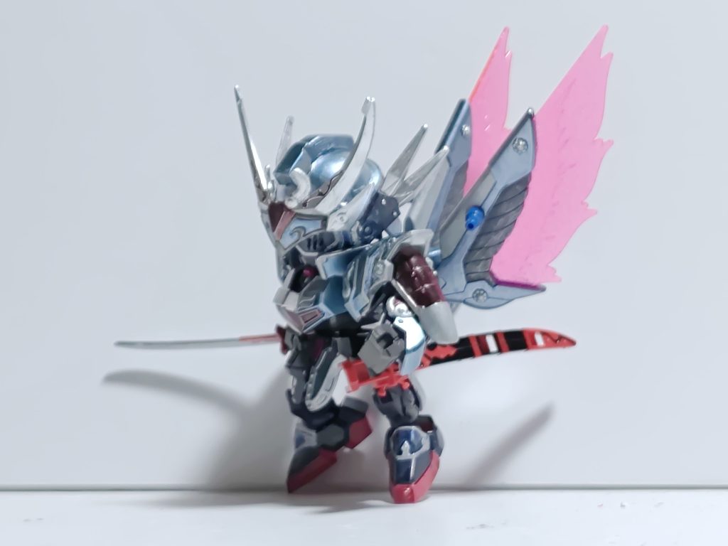 やはり演舞以外ではほぼ披露しないが、背中の『降怪羽陰(フッケバイン』は武者飛駆鳥の物同様に閃光の翼を展開することも出来る。