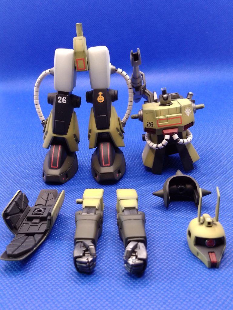 基本的に指定色のままですが、サンドイエロー指定の本体色がボックスアートのイメージに寄った色に調整するためにMr.カラーのクロメイトイエローメインで調色しています黒鉄色はシルバーの上からクリアーブラックで陰影をつけながら塗装していますデカール固定と、全体調整でつや消し(フッ素入り)で全体のつや調整してあります もも部や肩などパーツ同士の接触が多い場所は塗料剥げ防止のため多めにコーティングしています