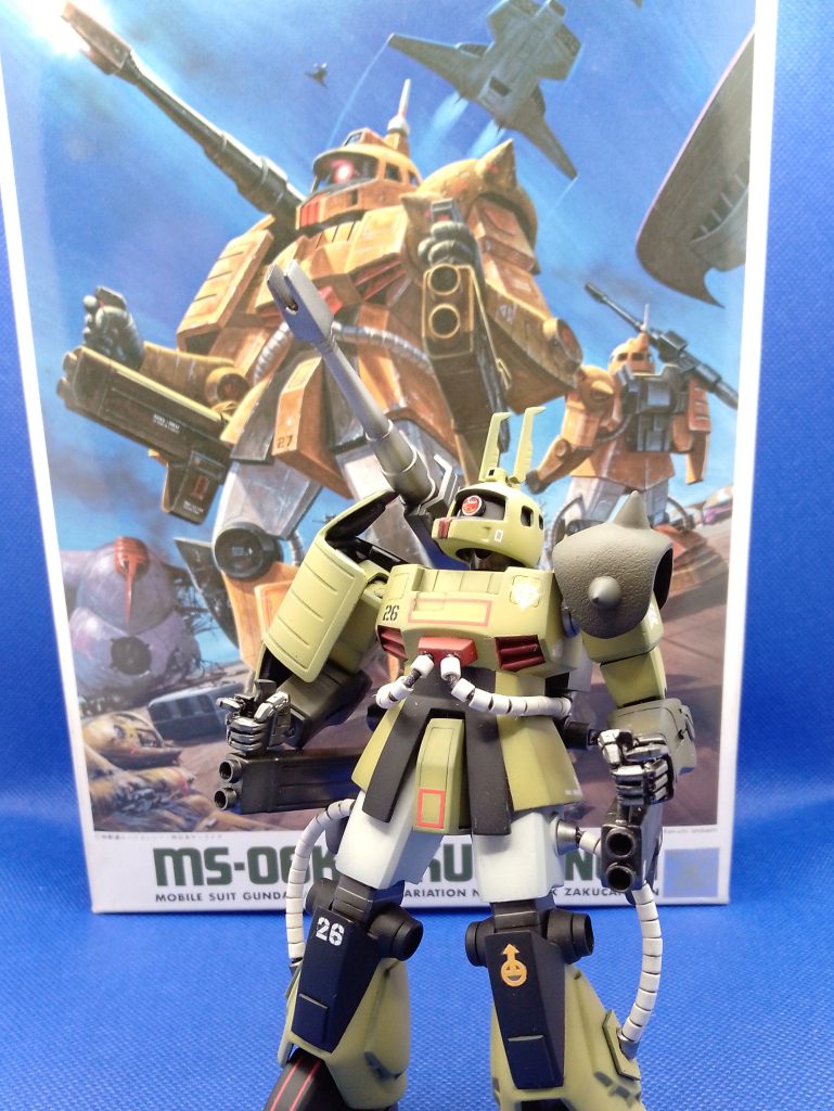 可動部はグフを移植しているので旧キットでは再現できなかったボックスアートに近いポーズも可能ですただ、もも部の幅が通常のザクよりもかなりあり、スカートと干渉していしまうため足があまり大きく動きません スカートを切り分けて可動式にすれば足の稼働域が広がるのですが、イラストも広がっているものが見当たらず、キャノン運用の機体なので可動式にしませんでした