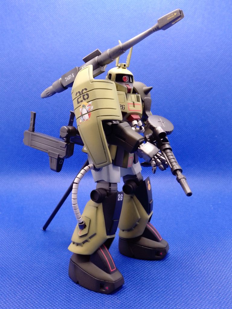 両足に鉛の玉オモリが5個づつ入っているのですが、それでもバックパックの重みと、ビックガンの重みと位置バランスでポーズによっては支えが必要になります