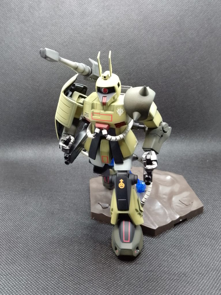 おまけで1/100のボックスアートポーズです スタンドが見つからずとりあえずのスタンドで旧キットは丸かったり、四角だったり、意味の分からないデカールがあったりと作っていて楽しいのですが、左右で形状や幅が微妙に違うため同じように作業しても収まらなかったり成型で手間がかかるのでペースが上がらないのが悩みどころです