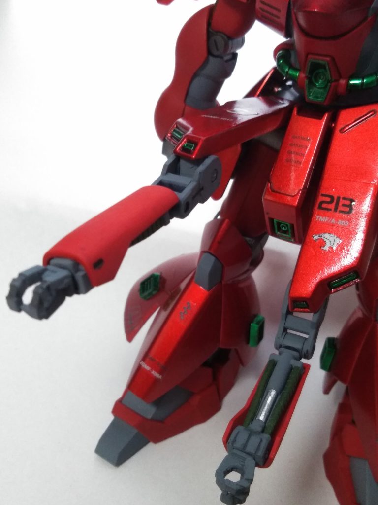 ジ・Oの部品を流用した隠し腕。実戦での有効性が低いと判断され完成機には採用されなかった設定の装備。そのままでは収まらないのでパテやプラ板でスカートを延長。コレがあればνガンダムとの徒手戦に勝てたのかもしれない。