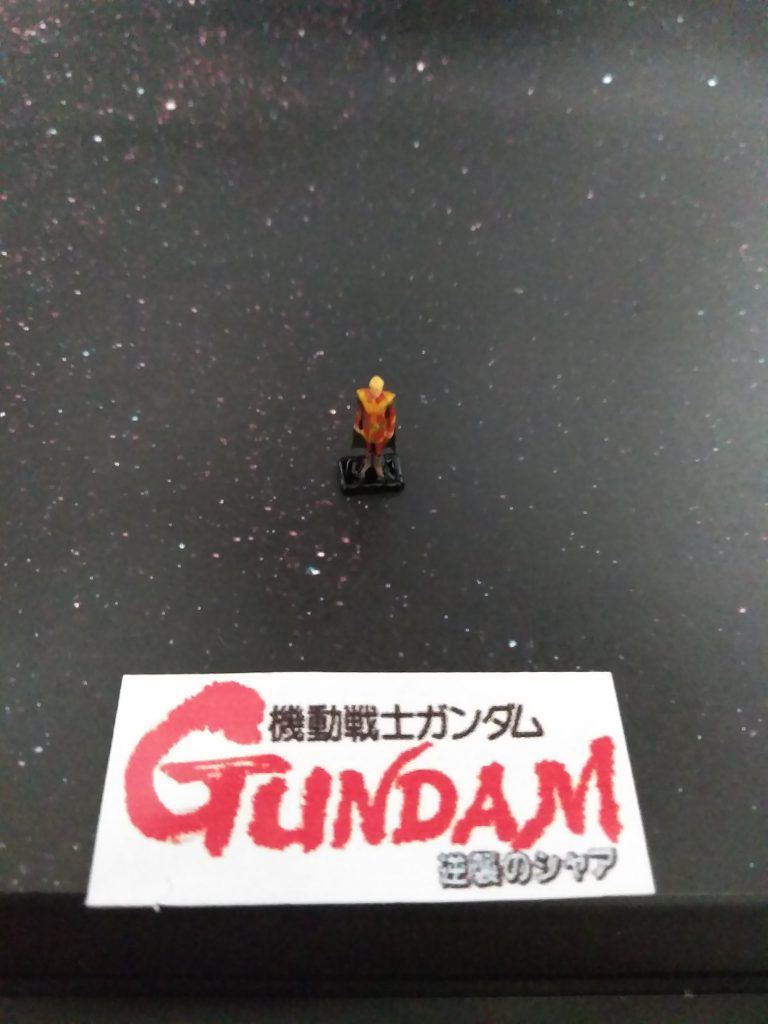 搭乗者のフィギュアをRGから。隠し腕と一緒に部品通販で入手。