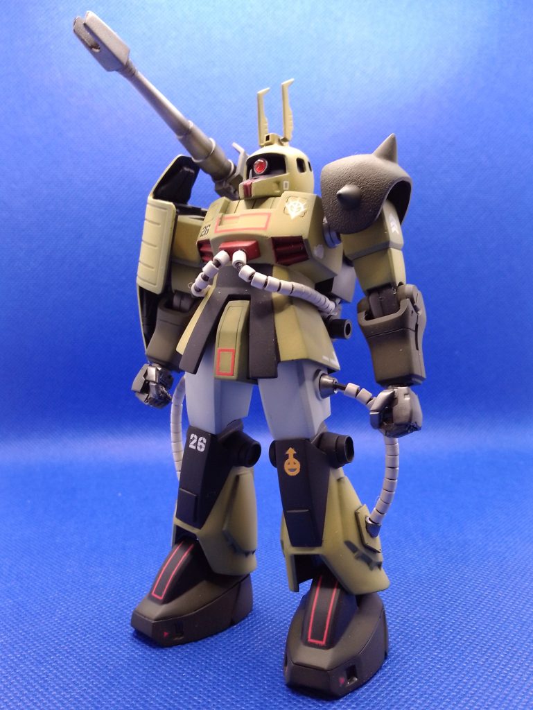 肩から腕まで、スネ下をグフから移植し、他は旧キットとHGの間でうるさくならないようにディテールアップしていますキットのビックガン可動アームのままだと平行にしか可動しないため、基部にオリジナルの可動軸を設けて未使用時には上に収納できるようにしています またバックパックの上面が何もない平面だったので放熱口を増設しています