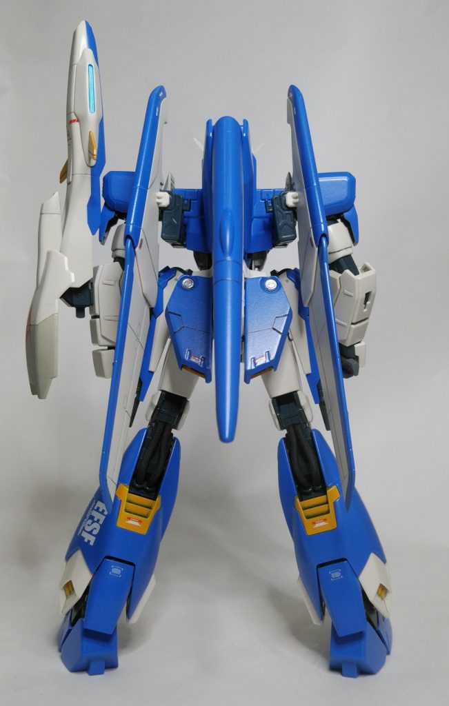 腰アーマー下部を少し切り取り、スラスターに見える様にしました。