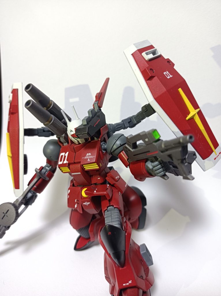 連邦のモビルスーツにジオンの面影を残したかったので、右手にはザクマシンガンを装備させています。シールド裏に一つずつ予備マガジンを懸架しています。左手にはパワードジムカーディガンのビームライフル？スプレーガン？を装備。その腕にアストレアのミサイルランチャーを取り付けました。サンダーボルトみを感じて満足しています。