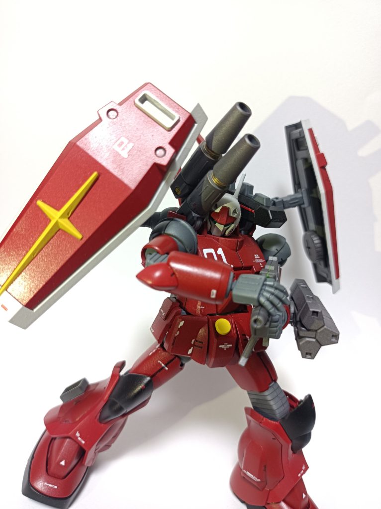 設定としては、宇宙で破損したガンキャノンを、ジオンのモビルスーツを使い改修した…というものなのですが、脚部のパーツにグフカスタムを使っているので、果たしてコイツは宇宙で戦えるのでしょうか…そして宇宙にいながらどうやってグフカスタムの足を手に入れたのか…？細かいところはご容赦ください。見た目は所々改造を施し、オリジナル感が出てとても満足しています。