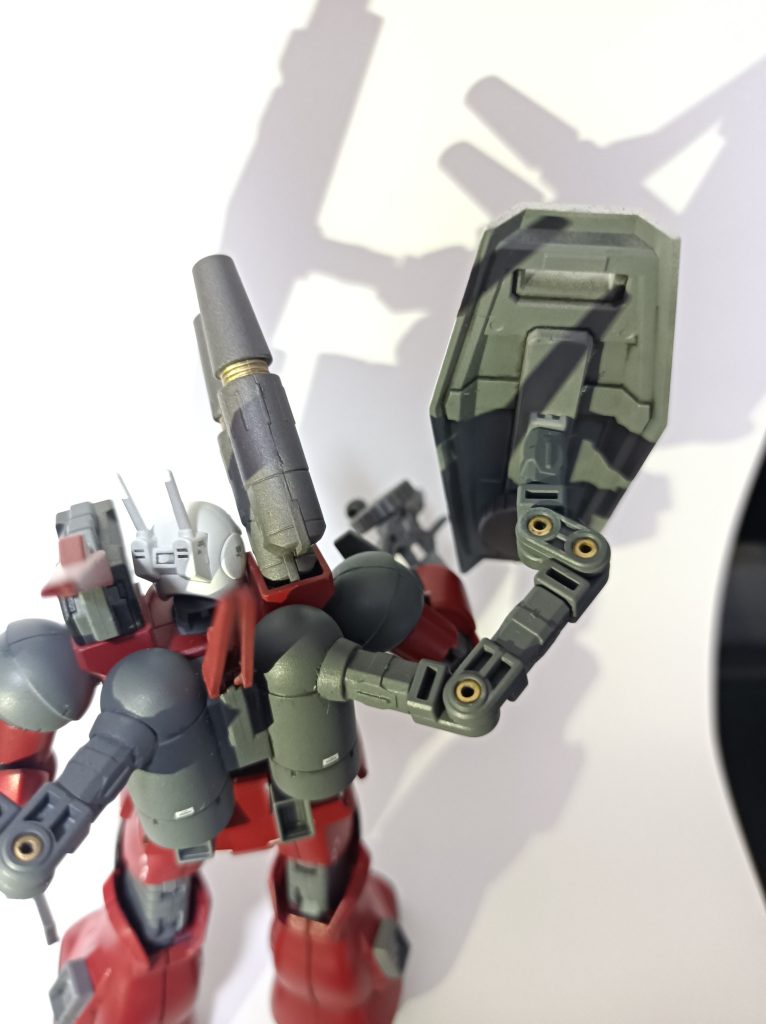 シールドのアームはシンプルにアームアームズを使っています。見えるジョイントに金を塗装したのが個人的にお気に入りです。肩にはエネルギータンク的なものを付けました。元パーツはPGユニコーンのビームマグナムからです。にしても片方にまとめたキャノン砲は凄く使いづらそうですね…